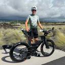 ein Mann mit Fahrrad