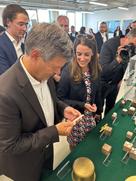 ein Mann und eine Frau betrachten ein Werkstück