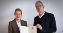 Foto von Prof. Dr. Sandra Calkins und Universitätspräsident Prof. Dr. Stefan Leible bei Prof. Calkins Ernennung