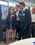 eine Frau und zwei Männer im Gespräch