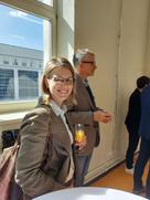 eine Frau blickt in die Kamera hinter ihr ein Mann