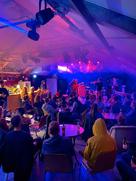 Menschen feiern im Glashaus