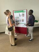 eine Frau und ein Mann vor einem Roll Up