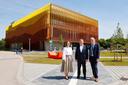 Bauminister Christian Bernreiter, Universitätspräsident Stefan Leible und Universitätskanzlerin Nicole Kaiser vor dem neu eröffneten Forschungszentrum für Afrikastudien auf dem Campus der Uni Bayreuth