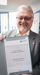Prof. Dr. Woratschek mit der Ernennungsurkunde zum Emeritus of Honour