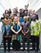 Foto von Dr. Robert Eno und Justice Professor Dennis Dominic Adjei mit Vertreterinnen und Vertretern der Uni Bayreuth.