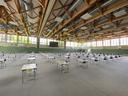 Für Präsenzklausur präparierte Turnhalle (Foto: PMK)