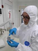 Eine Frau in Reinraumkleidung