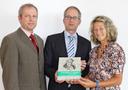 Dr. Arnim Heinemann (left), University President Prof. Dr. Stefan Leible, and Dr. Gisela Janetzke in July 2015 at the presentation of the publication “Humboldtianer in Bayreuth – ein Erinnerungsjournal”.