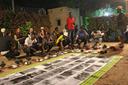 Publikum betrachtet eine im Freien aufgebaute Kunstinstallation im Goethe Institut in Ouagadougou