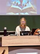 KinderUni - Prof. Tina Hartmann mit Plüschtier