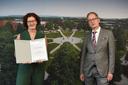 Frau Prof. Dr. Britta Planer-Friedrich mit Präsident Prof. Dr. Stefan Leible bei der offiziellen Urkundenübergabe.