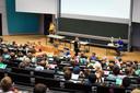 KinderUni 2023 - voller Audimax bei Professorin Bilstein