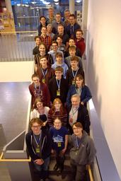 Gruppenfoto der Teilnehmenden und Jurymitglieder beim GYPT Regionalwettbewerb an der Universität Bayreuth