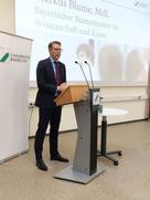 Der Minister steht an einem Rednerpult