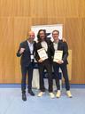 v.l.n.r.: Prof. Dr. Tim Ströbel (Universität Bayreuth), Martin Drust (FC St. Pauli) und Lars Brand (Universität Bayreuth) bei der Preisverleihung