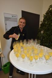 ein mann füllt sektgläser