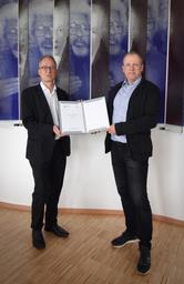 Prof. Dr. Stefan Leible (links) und Dr. Arnim Heinemann nach der Unterzeichnung des gemeinsamen Promotionsprogrammes.