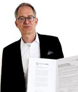 Universitätspräsident Prof. Dr. Stefan Leible mit der unterzeichneten Urkunde Charta der Vielfalt.