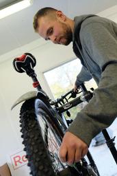 Dennis Heinig, Gründer des AK Fahrrad, bei der Arbeit