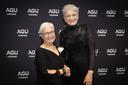 Catherine McCammon (links) mit der AGU-Präsidentin Lisa Graumlich bei der Preisverleihung in San Francisco