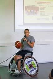 eine Rollstuhlbasketballerin