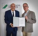 Prof. Dr. Hans-Werner Schmidt (links) bekommt von Universitätspräsident Prof. Dr. Stefan Leible die Ernennungsurkunde überreicht.