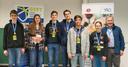 Sechs junge Physik-Talente der regionalen Gymnasien, die sich für die deutsche Physik-Meisterschaft qualifiziert haben, sowie Prof. Dr. Walter Zimmermann